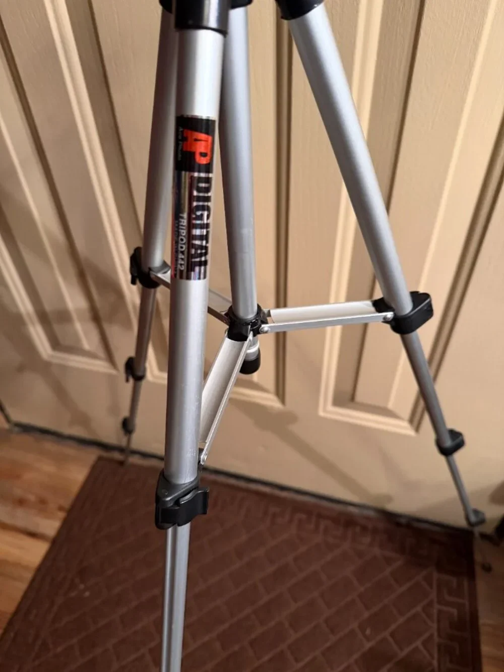 AP Ace Pro Series 36” Digital Photo/Video Tripod/swivel W/Carry Case. Good Cond.